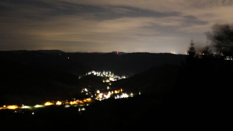 Dieses Bild zeigt eine Webcam-Aufnahme vom Achertal, aufgenommen am Montag, den 24.08.2026 um 04:00 Uhr. Die Temperatur betrug 13°C.