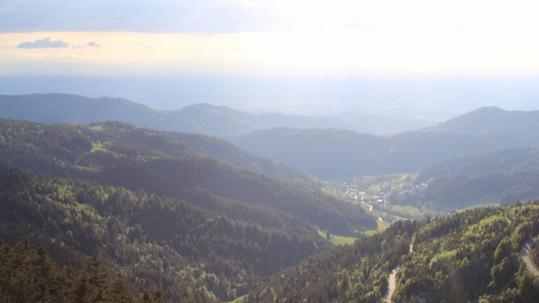 Dieses Bild zeigt eine Webcam-Aufnahme vom Achertal, aufgenommen am Montag, den 12.05.2025 um 19:10 Uhr. Die Temperatur betrug 14.3°C.