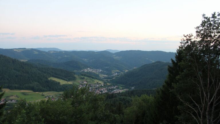 Dieses Bild zeigt eine Webcam-Aufnahme vom Achertal, aufgenommen am Mittwoch, den 08.07.2026 um 21:40 Uhr. Die Temperatur betrug 21.6°C.