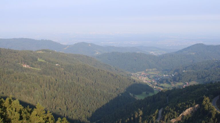 Dieses Bild zeigt eine Webcam-Aufnahme vom Achertal, aufgenommen am Sonntag, den 10.08.2025 um 07:40 Uhr. Die Temperatur betrug 19.9°C.