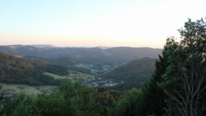 Dieses Bild zeigt eine Webcam-Aufnahme vom Achertal, aufgenommen am Donnerstag, den 13.08.2026 um 20:30 Uhr. Die Temperatur betrug 28.5°C.