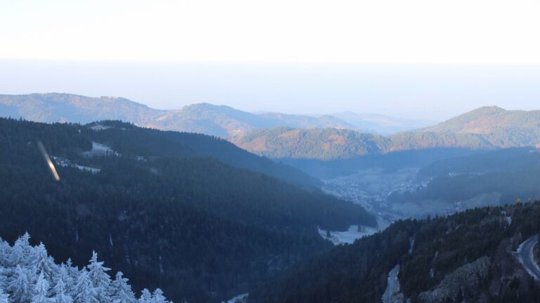 Dieses Bild zeigt eine Webcam-Aufnahme vom Achertal, aufgenommen am Freitag, den 26.12.2025 um 09:20 Uhr. Die Temperatur betrug 0.6°C.