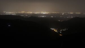 Dieses Bild zeigt eine Webcam-Aufnahme vom Achertal, aufgenommen am Samstag, den 15.11.2025 um 03:30 Uhr. Die Temperatur betrug 12.2°C.