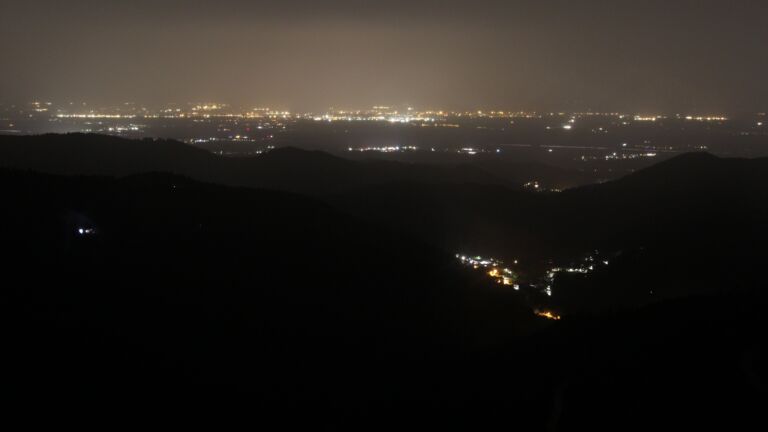 Dieses Bild zeigt eine Webcam-Aufnahme vom Achertal, aufgenommen am Samstag, den 15.11.2025 um 03:30 Uhr. Die Temperatur betrug 12.2°C.