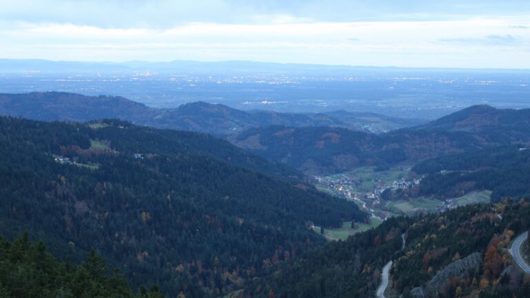 Dieses Bild zeigt eine Webcam-Aufnahme vom Achertal, aufgenommen am Mittwoch, den 29.10.2025 um 17:30 Uhr. Die Temperatur betrug 10.7°C.