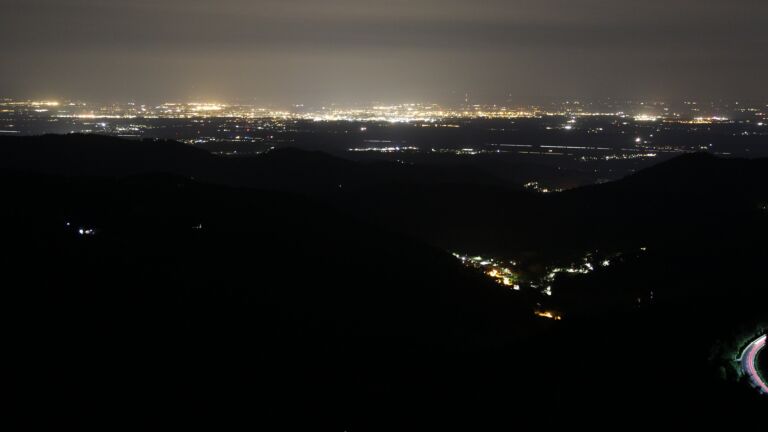 Dieses Bild zeigt eine Webcam-Aufnahme vom Achertal, aufgenommen am Freitag, den 20.06.2025 um 23:50 Uhr. Die Temperatur betrug 16.6°C.