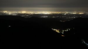 Dieses Bild zeigt eine Webcam-Aufnahme vom Achertal, aufgenommen am Freitag, den 10.04.2026 um 00:00 Uhr. Die Temperatur betrug 11.8°C.