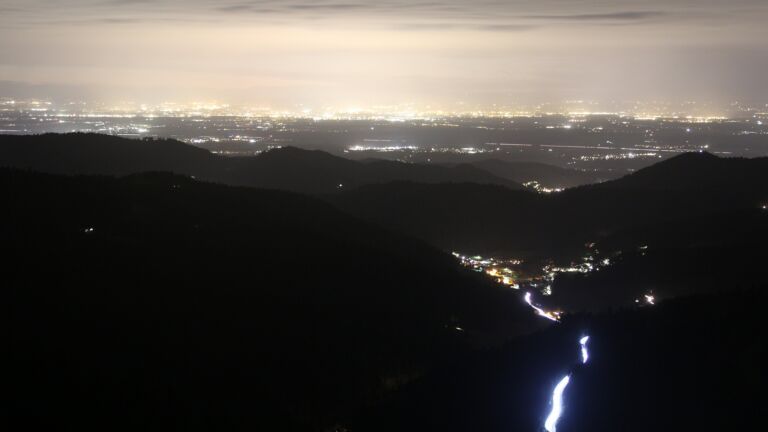 Dieses Bild zeigt eine Webcam-Aufnahme vom Achertal, aufgenommen am Samstag, den 15.11.2025 um 18:10 Uhr. Die Temperatur betrug 9.1°C.