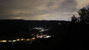 Dieses Bild zeigt eine Webcam-Aufnahme vom Achertal, aufgenommen am Mittwoch, den 16.09.2026 um 01:00 Uhr. Die Temperatur betrug 21.2°C.