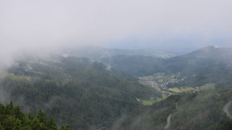 Dieses Bild zeigt eine Webcam-Aufnahme vom Achertal, aufgenommen am Samstag, den 07.06.2025 um 08:00 Uhr. Die Temperatur betrug 10.8°C.