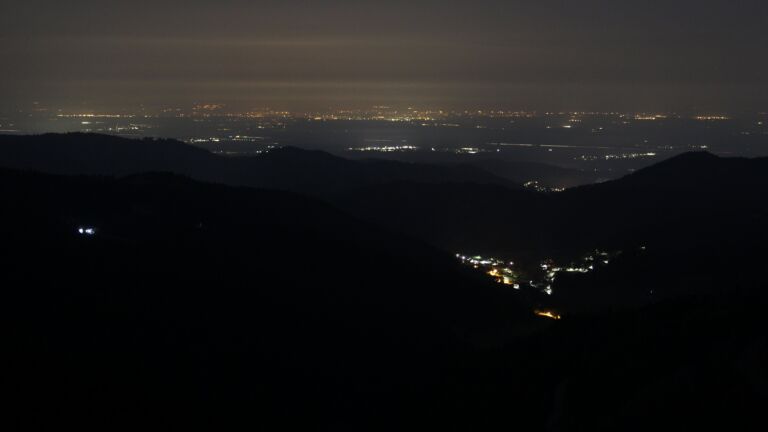 Dieses Bild zeigt eine Webcam-Aufnahme vom Achertal, aufgenommen am Montag, den 09.03.2026 um 02:30 Uhr. Die Temperatur betrug 9.3°C.