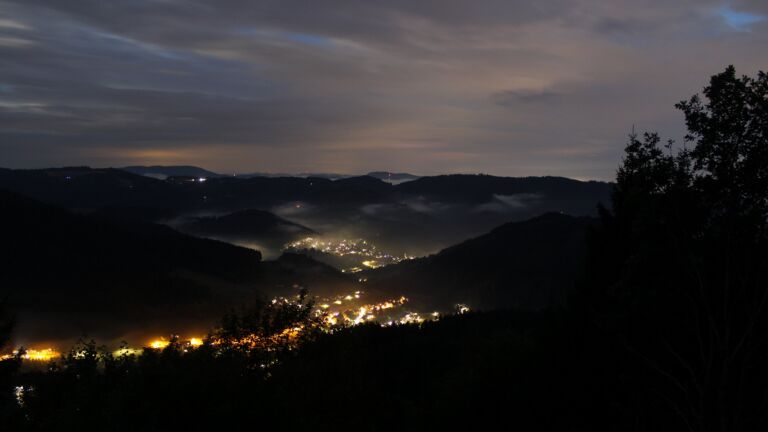 Dieses Bild zeigt eine Webcam-Aufnahme vom Achertal, aufgenommen am Dienstag, den 25.08.2026 um 21:30 Uhr. Die Temperatur betrug 16.6°C.