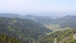 Dieses Bild zeigt eine Webcam-Aufnahme vom Achertal, aufgenommen am Dienstag, den 28.04.2026 um 12:50 Uhr. Die Temperatur betrug 13.5°C.