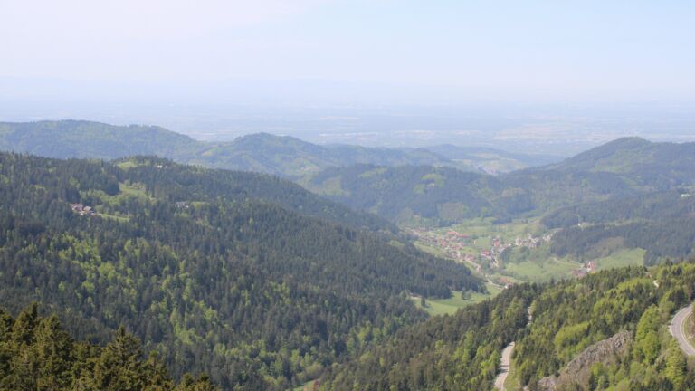 Dieses Bild zeigt eine Webcam-Aufnahme vom Achertal, aufgenommen am Dienstag, den 28.04.2026 um 12:50 Uhr. Die Temperatur betrug 13.5°C.