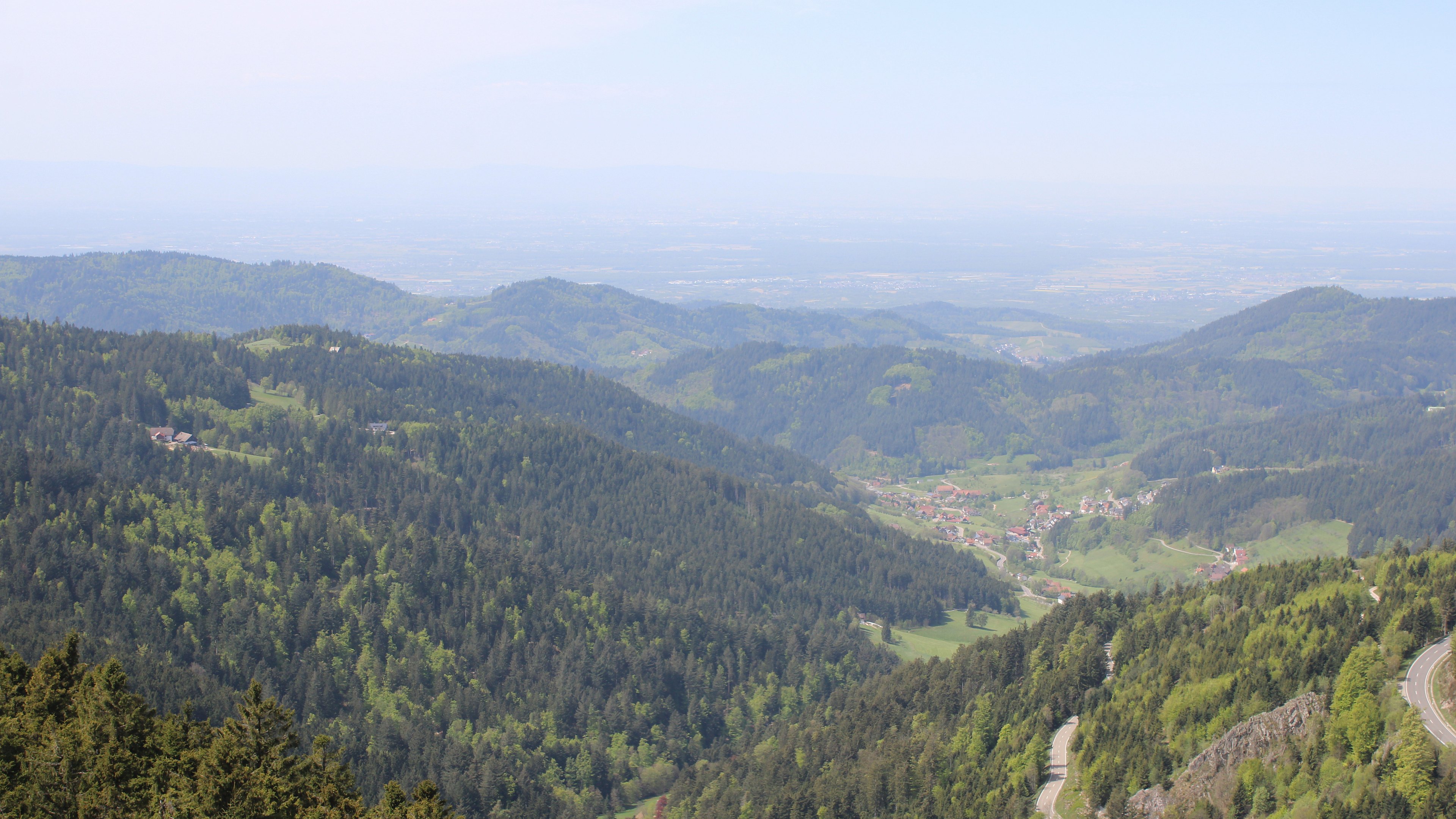 Dieses Bild zeigt eine Webcam-Aufnahme vom Achertal, aufgenommen am Dienstag, den 28.04.2026 um 12:50 Uhr. Die Temperatur betrug 13.5°C.