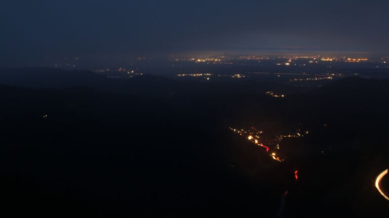 Dieses Bild zeigt eine Webcam-Aufnahme vom Achertal, aufgenommen am Sonntag, den 16.11.2025 um 17:30 Uhr. Die Temperatur betrug 6.4°C.