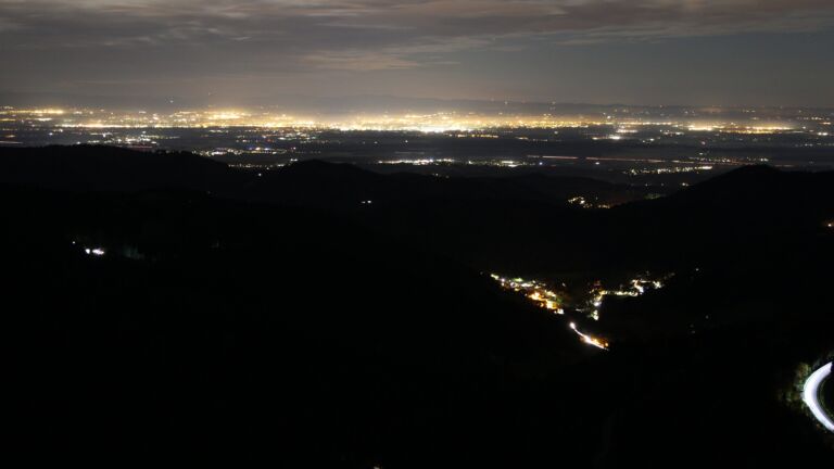 Dieses Bild zeigt eine Webcam-Aufnahme vom Achertal, aufgenommen am Samstag, den 01.11.2025 um 00:00 Uhr. Die Temperatur betrug 11.1°C.