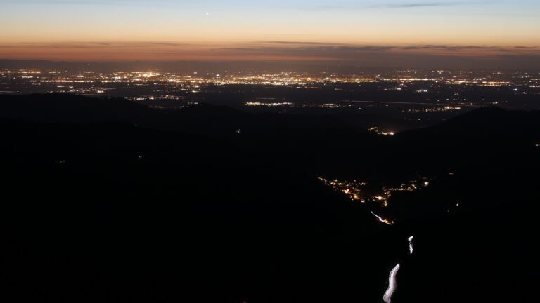 Dieses Bild zeigt eine Webcam-Aufnahme vom Achertal, aufgenommen am Donnerstag, den 12.03.2026 um 19:30 Uhr. Die Temperatur betrug 4.1°C.