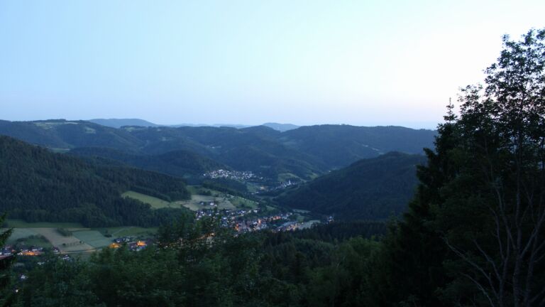 Dieses Bild zeigt eine Webcam-Aufnahme vom Achertal, aufgenommen am Donnerstag, den 28.05.2026 um 21:50 Uhr. Die Temperatur betrug 18.9°C.