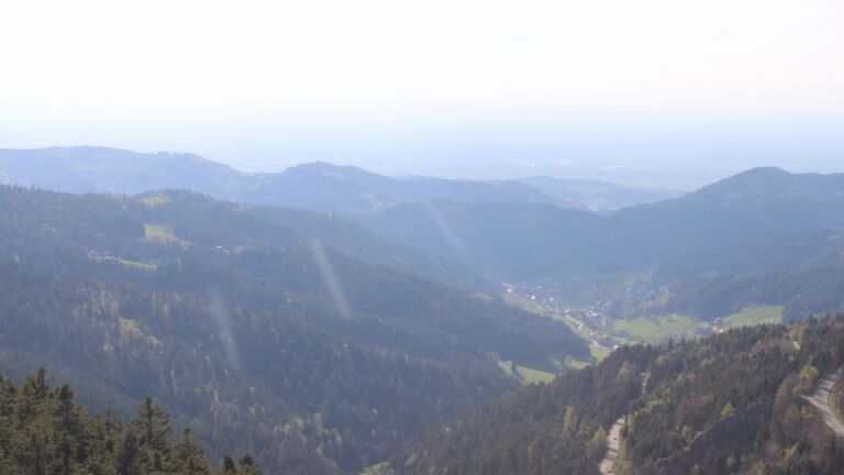 Dieses Bild zeigt eine Webcam-Aufnahme vom Achertal, aufgenommen am Freitag, den 17.04.2026 um 17:40 Uhr. Die Temperatur betrug 16.6°C.