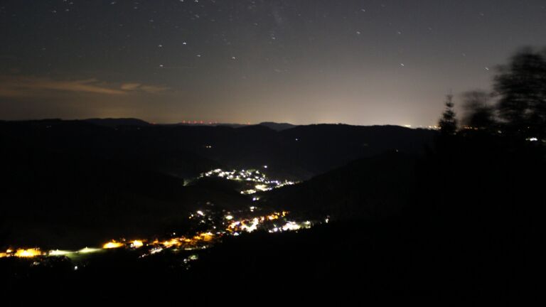 Dieses Bild zeigt eine Webcam-Aufnahme vom Achertal, aufgenommen am Sonntag, den 09.08.2026 um 01:30 Uhr. Die Temperatur betrug 23.4°C.