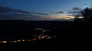 Dieses Bild zeigt eine Webcam-Aufnahme vom Achertal, aufgenommen am Sonntag, den 30.08.2026 um 21:10 Uhr. Die Temperatur betrug 20.2°C.