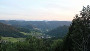 Dieses Bild zeigt eine Webcam-Aufnahme vom Achertal, aufgenommen am Sonntag, den 19.07.2026 um 21:10 Uhr. Die Temperatur betrug 17.4°C.