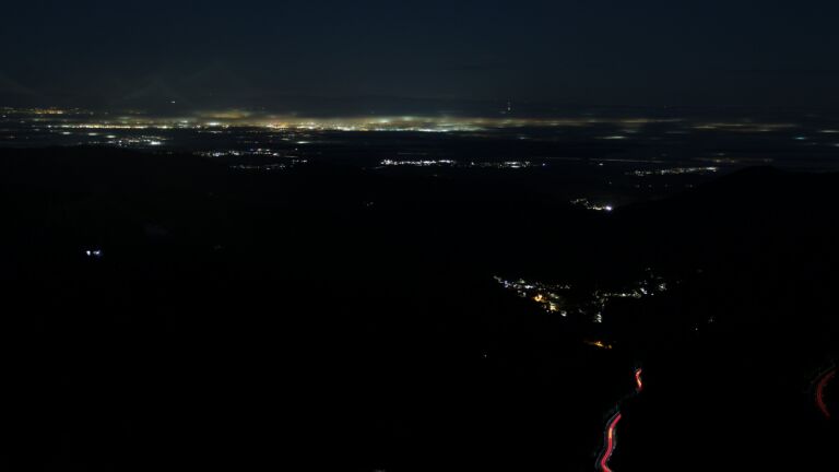 Dieses Bild zeigt eine Webcam-Aufnahme vom Achertal, aufgenommen am Dienstag, den 03.02.2026 um 20:30 Uhr. Die Temperatur betrug 2°C.