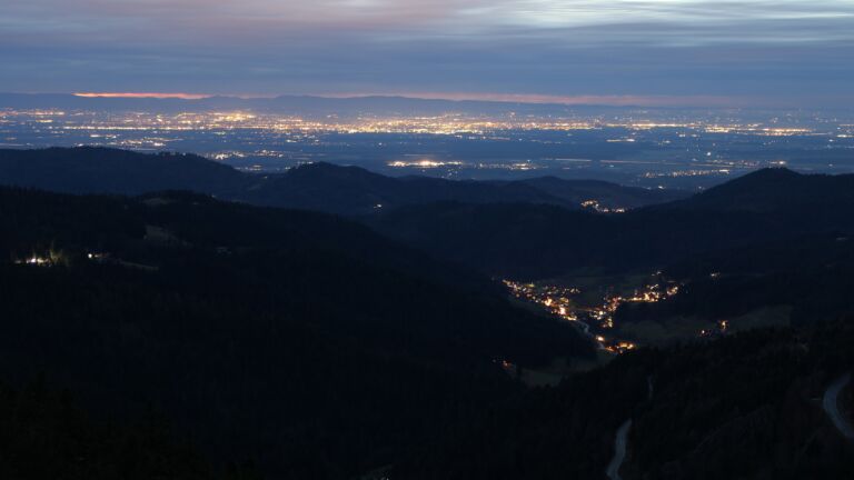 Dieses Bild zeigt eine Webcam-Aufnahme vom Achertal, aufgenommen am Dienstag, den 02.12.2025 um 17:20 Uhr. Die Temperatur betrug 4.6°C.