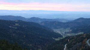 Dieses Bild zeigt eine Webcam-Aufnahme vom Achertal, aufgenommen am Freitag, den 31.10.2025 um 17:30 Uhr. Die Temperatur betrug 10.4°C.