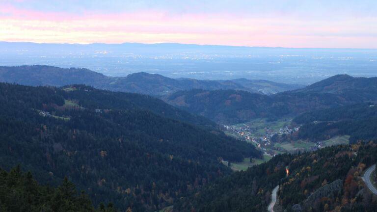 Dieses Bild zeigt eine Webcam-Aufnahme vom Achertal, aufgenommen am Freitag, den 31.10.2025 um 17:30 Uhr. Die Temperatur betrug 10.4°C.