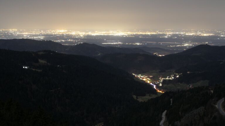 Dieses Bild zeigt eine Webcam-Aufnahme vom Achertal, aufgenommen am Freitag, den 27.02.2026 um 20:30 Uhr. Die Temperatur betrug 12.8°C.