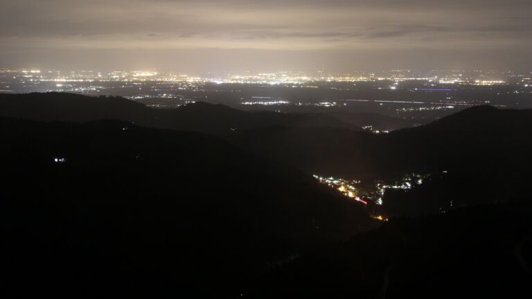 Dieses Bild zeigt eine Webcam-Aufnahme vom Achertal, aufgenommen am Samstag, den 11.04.2026 um 21:40 Uhr. Die Temperatur betrug 11.3°C.