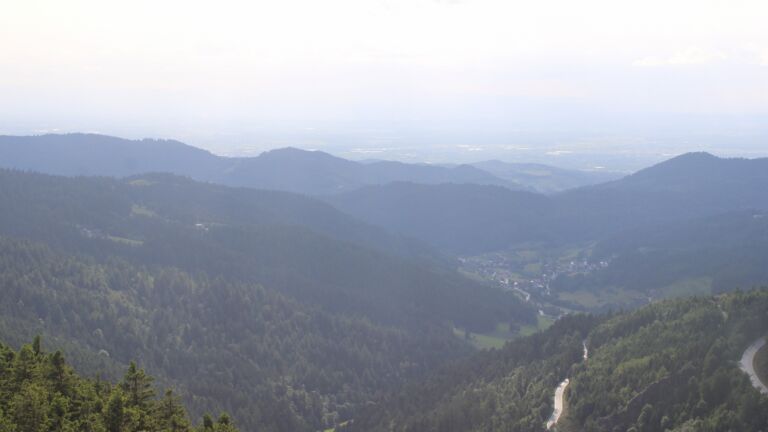 Dieses Bild zeigt eine Webcam-Aufnahme vom Achertal, aufgenommen am Sonntag, den 08.06.2025 um 18:10 Uhr. Die Temperatur betrug 8.3°C.
