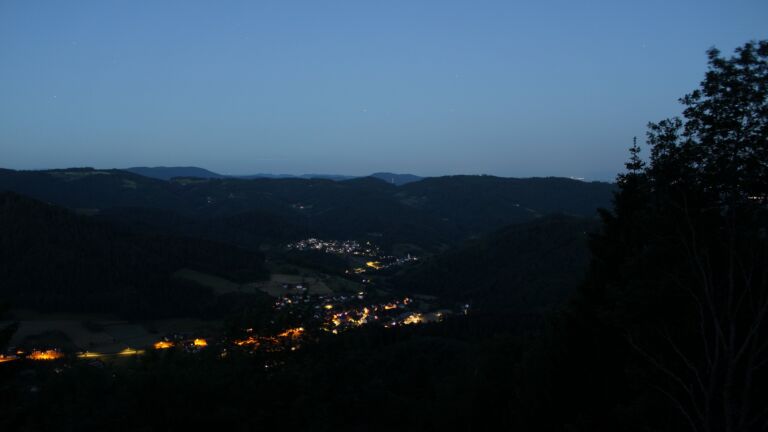 Dieses Bild zeigt eine Webcam-Aufnahme vom Achertal, aufgenommen am Freitag, den 29.05.2026 um 04:30 Uhr. Die Temperatur betrug 17.6°C.
