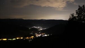 Dieses Bild zeigt eine Webcam-Aufnahme vom Achertal, aufgenommen am Samstag, den 18.07.2026 um 01:00 Uhr. Die Temperatur betrug 16.9°C.