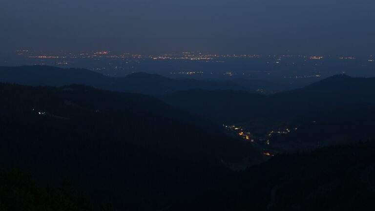 Dieses Bild zeigt eine Webcam-Aufnahme vom Achertal, aufgenommen am Freitag, den 13.06.2025 um 04:20 Uhr. Die Temperatur betrug 22°C.