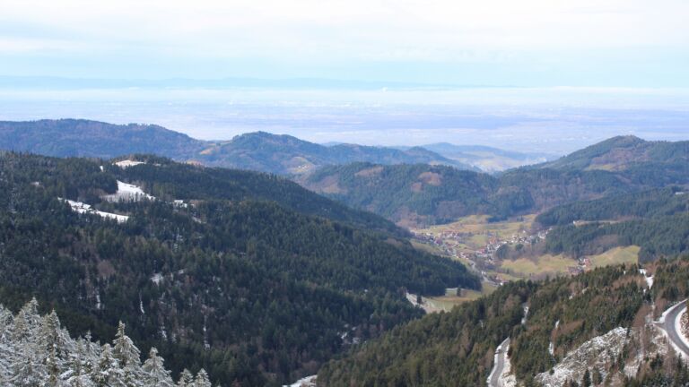 Dieses Bild zeigt eine Webcam-Aufnahme vom Achertal, aufgenommen am Dienstag, den 27.01.2026 um 12:00 Uhr. Die Temperatur betrug 6.4°C.