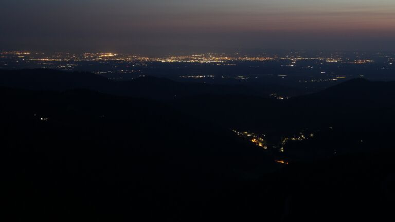 Dieses Bild zeigt eine Webcam-Aufnahme vom Achertal, aufgenommen am Montag, den 16.06.2025 um 22:50 Uhr. Die Temperatur betrug 13.2°C.