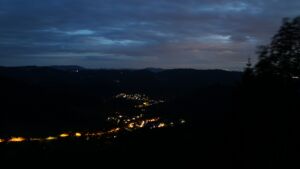 Dieses Bild zeigt eine Webcam-Aufnahme vom Achertal, aufgenommen am Samstag, den 16.05.2026 um 22:00 Uhr. Die Temperatur betrug 6.6°C.