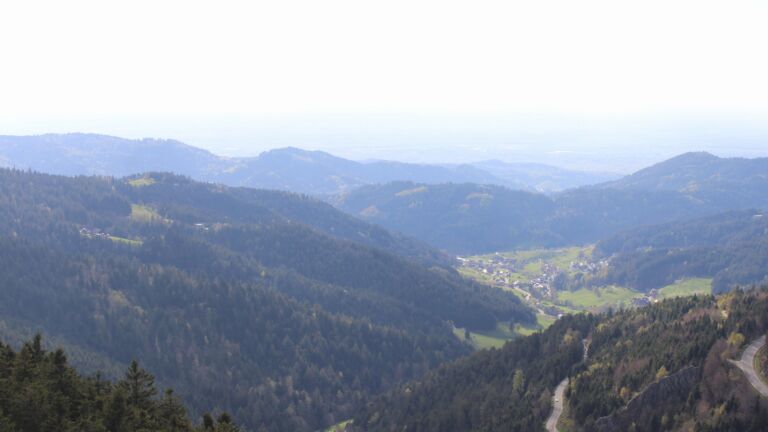 Dieses Bild zeigt eine Webcam-Aufnahme vom Achertal, aufgenommen am Donnerstag, den 16.04.2026 um 17:50 Uhr. Die Temperatur betrug 12.8°C.