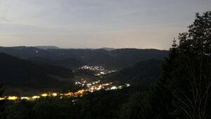 Dieses Bild zeigt eine Webcam-Aufnahme vom Achertal, aufgenommen am Samstag, den 30.05.2026 um 23:30 Uhr. Die Temperatur betrug 22.7°C.