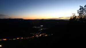 Dieses Bild zeigt eine Webcam-Aufnahme vom Achertal, aufgenommen am Dienstag, den 27.10.2026 um 18:10 Uhr. Die Temperatur betrug 15.2°C.