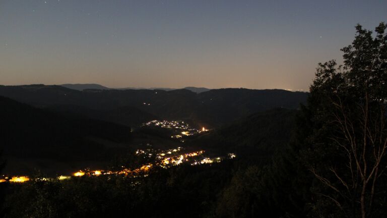 Dieses Bild zeigt eine Webcam-Aufnahme vom Achertal, aufgenommen am Mittwoch, den 29.07.2026 um 22:40 Uhr. Die Temperatur betrug 28.5°C.
