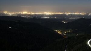 Dieses Bild zeigt eine Webcam-Aufnahme vom Achertal, aufgenommen am Mittwoch, den 29.04.2026 um 22:20 Uhr. Die Temperatur betrug 8°C.