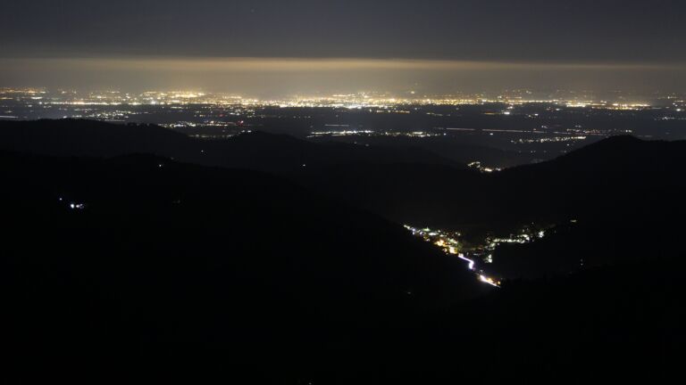 Dieses Bild zeigt eine Webcam-Aufnahme vom Achertal, aufgenommen am Samstag, den 11.10.2025 um 21:00 Uhr. Die Temperatur betrug 7.4°C.