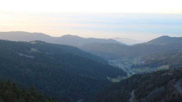 Dieses Bild zeigt eine Webcam-Aufnahme vom Achertal, aufgenommen am Mittwoch, den 17.12.2025 um 16:10 Uhr. Die Temperatur betrug 6.9°C.