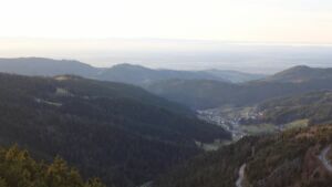 Dieses Bild zeigt eine Webcam-Aufnahme vom Achertal, aufgenommen am Dienstag, den 09.12.2025 um 16:10 Uhr. Die Temperatur betrug 10.4°C.