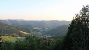 Dieses Bild zeigt eine Webcam-Aufnahme vom Achertal, aufgenommen am Donnerstag, den 18.06.2026 um 20:50 Uhr. Die Temperatur betrug 28.3°C.