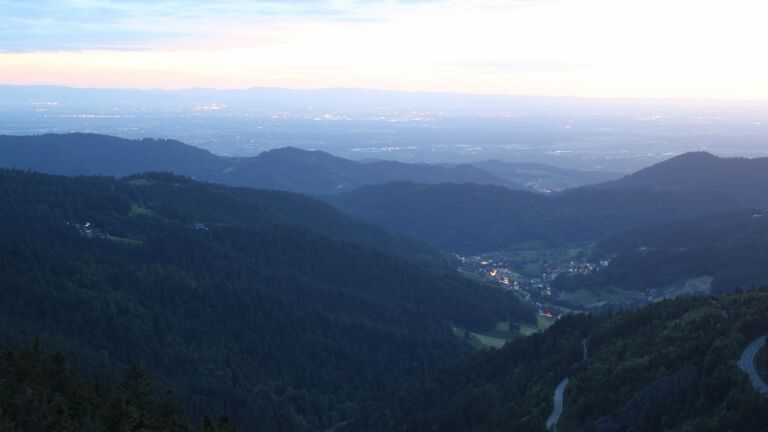 Dieses Bild zeigt eine Webcam-Aufnahme vom Achertal, aufgenommen am Freitag, den 23.05.2025 um 21:50 Uhr. Die Temperatur betrug 5.2°C.